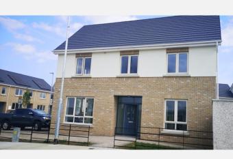 GRAB HOUSE Swords has Balcony rooms