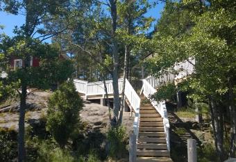 Holiday Home Villa Helena by the sea allows 18 year olds to book a room