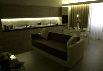 RESIDENCE UNODUETRE has Balcony rooms