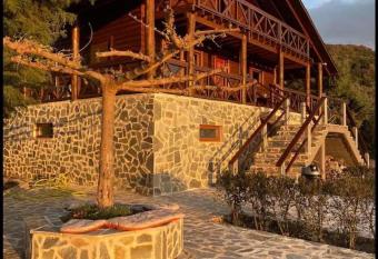 ktima Tzouros -                           has rooms with a private hot tub