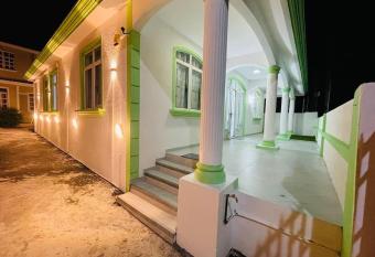 Cosy House has rooms with a private hot tub