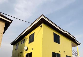 Lovely 5-Bed House Getaway Duplex in Accra has Smoking/Balcony rooms
