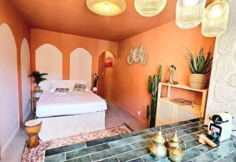 suite orientale du vieux port has rooms with a private hot tub