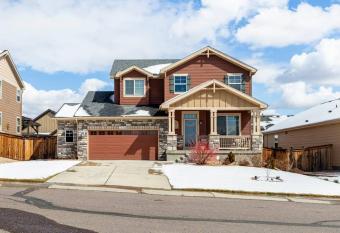 Cozy hideaway in Spruce: 4BR Retreat close to DIA allows 18 year olds to book a room