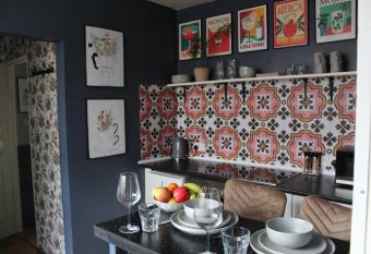 Hidden Retreat - 4 minutes to the beach! has Balcony rooms