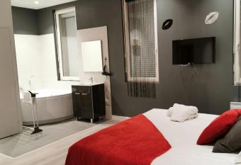 Bienvenus    Th  se - Love room has rooms with a private hot tub