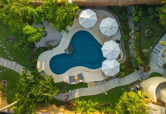 La Villa Luz (s  lo adultos) allows 18 year olds to book a room