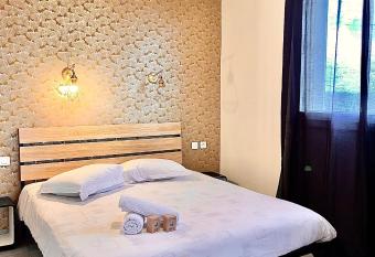 STUDIO SPACIEUX allows 18 year olds to book a room