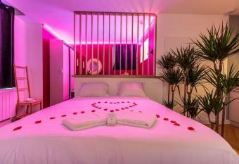 Loveroom en centre ville avec jacuzzi - Notre dame allows 18 year olds to book a room