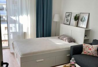 Gem  tliches Appartement nahe Universit  tsklinik allows 18 year olds to book a room