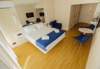 Orbi City Sea Side Hotel has rooms with a private hot tub