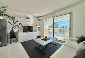 Studio vue mer - terrasse - plage has Balcony rooms