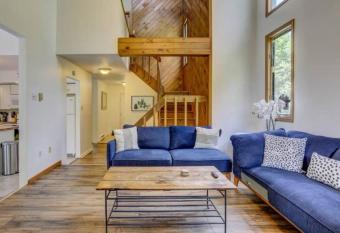 Big Boulder     King Suite Jacuzzi     Family Retreat has rooms with a private hot tub