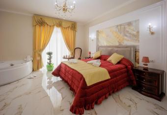 REDDIMUS Guest House has rooms with a private hot tub