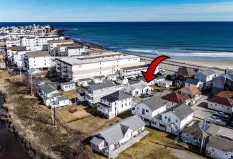 Hampton Beach Seaside Villa Unit 2 has Balcony rooms