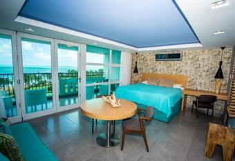 Enchanted 8 Jewel Luquillo Beachfront - Pool has Balcony rooms