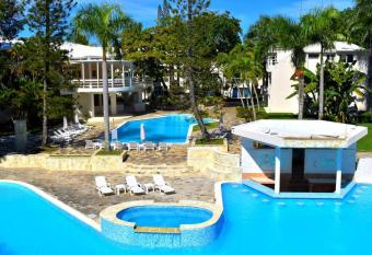   tuln   kondominium s vybaven  m 1 minutu od pl    e has rooms with a private hot tub