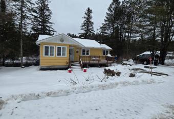 CITQ 303469.CHALET OASIS DE PAIX. BORD DE L   EAU.4 SAISONS.   LOUER has Balcony rooms