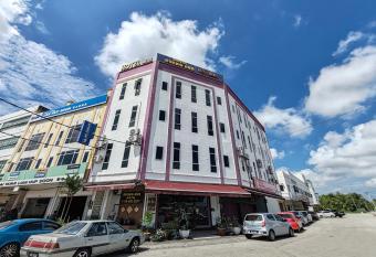 Hotel Kuang Hua allows 18 year olds to book a room