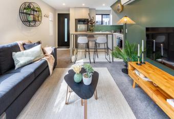 Latimer Square Luxe: 1BR w/ Sofa Bed has Balcony rooms