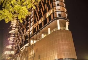 City View Apt in Brisbane CBD w Car Park has rooms with a private hot tub