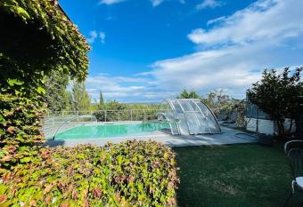 Villa avec piscine au c  ur de la ville has Balcony rooms