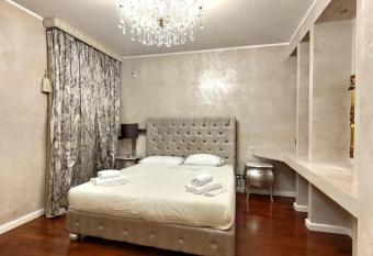 Villa Eleganza Milano Bergamo Airport has rooms with a private hot tub