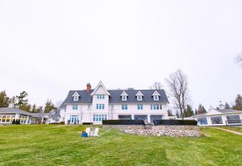 The Inn at Stonecliffe allows 18 year olds to book a room