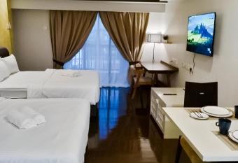Resort Suite @ Sunway Pyramid by IdealHub has rooms with a private hot tub
