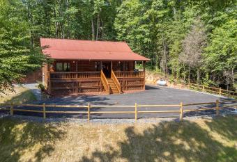 Cozy Cottage in Blue Ridge Mountains has Balcony rooms