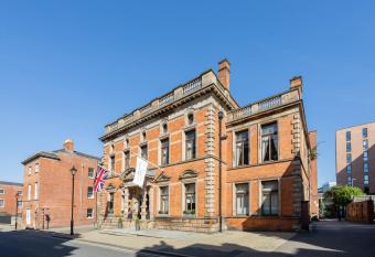 Cathedral Quarter Hotel - Derby has rooms with a private hot tub