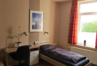 FeWo 98 qm 5 Personen allows 18 year olds to book a room