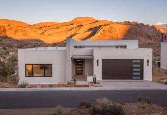 Lionsback Resort has rooms with a private hot tub