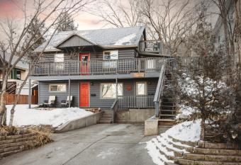 Trappers Cabin has Balcony rooms