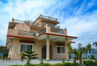 Aayan Retreat by Ganga kripa Manors has rooms with a private hot tub