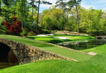 2 Minute Walk To Gate 1 of Masters has rooms with a private hot tub
