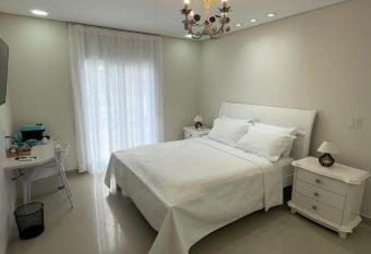 Enseada Premium Su  tes has rooms with a private hot tub