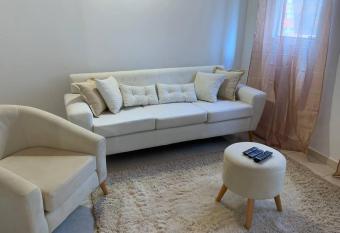 Hermosa casa, zona Aeropuerto allows 18 year olds to book a room