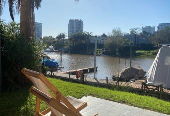 Depto con amarra y salida al r  o has rooms with a private hot tub