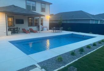 Lxry 4 BR Bckyd, Pool, Hot Tub near attrctns (Tal.) has Balcony rooms