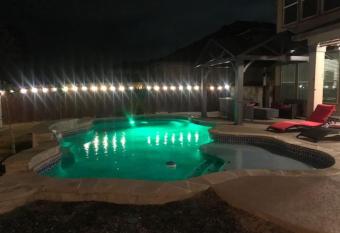 Luxury 4 BR home with Pool near attractions (Cobbl.) has Balcony rooms