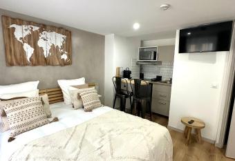 RESIDENCE A LA BUTTE AUX CAILLES has Balcony rooms