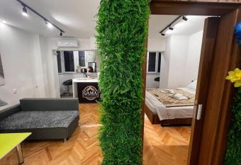 GAMA Apartments has rooms with a private hot tub