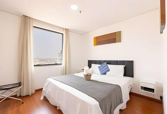 Flat confortavel com cozinha, e piscina has Balcony rooms