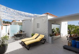 Moderno apto. cerca de la playa de Costa Calma allows 18 year olds to book a room