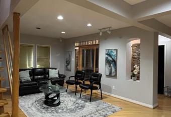 Super Deluxe Private Room next to Toronto has Balcony rooms