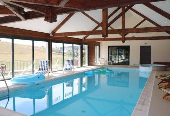 Le Grand Conn  table allows 18 year olds to book a room