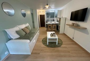 Appartement    2 min des plages has Balcony rooms