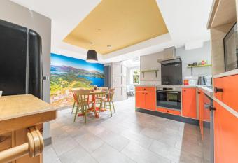 Blue Sky Cottage has Balcony rooms