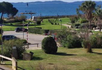 Studio plage de l argenti  re LA LONDE LES MAURES has Balcony rooms
